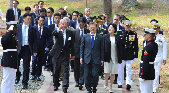 28일(현지시간) 취임 후 첫 미국 순방에 나선 문재인대통령과 부인 김정숙여사가 미 버지니아주 콴티코 국립 해병대 박물관에 위치한 장진호 전투 기념비(지난 5월 4일 준공)에 헌화하기 위해 로버트 넬러 미 해병대사령관(우측), 장진호 전투 참전용사인 스티븐 옴스테드 예비역 해병중장(좌측)과 함께 행사장으로 이동하고 있다. 2017.6.28  콴티코=안주영 기자 jya@seoul.co.kr