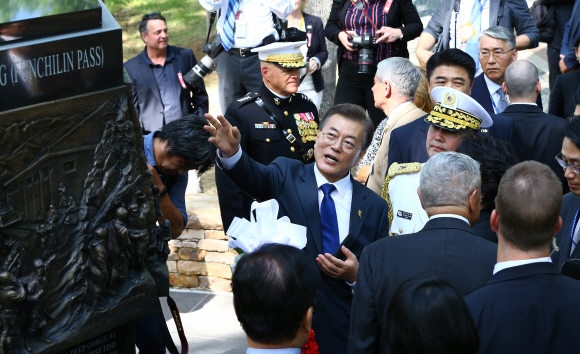 미국 순방중인 문재인 대통령이 28일 오후 미 국립 해병대 박물관을 방문해 장진호 전투 기념비를 돌아보고 있다.  2017. 6. 29 콴티코=안주영 기자 jya@seoul.co.kr