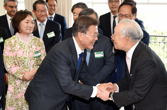 문재인 대통령이 28일 오후(현지시간) Hay Adams 호텔 연회장에서 열린 우리 참여 경제인과의 차담회에서 손경식 CJ 회장과 악수 하고 있다. 2017. 6. 29 워싱턴D.C=안주영 기자 jya@seoul.co.kr