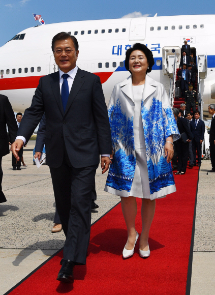 미국 공식방문 문재인 대통령과 부인 김정숙 여사가 28일 오후(현지시간)미국 공식방문을 위해 워싱톤 앤드류스 공군기지에 도착, 트랩을 내려오고 있다. 2017.6.28 안주영기자 jya@seoul.co.kr