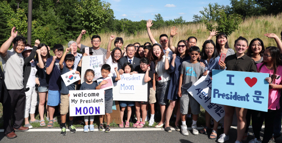문재인 대통령이 28일 오후(현지시간) 방미 첫 일정으로 버지니아주 콴티코 미 해병대 국립박물관에 있는 ‘장진호 전투 기념비’를 방문행사를 마치고 나오다 마중나온 현지교민 들과함께 기념 쵤영하고있다. 2017.6.29 콴티코=안주영 기자 jya@seoul.co.kr