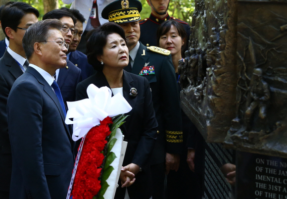 미국 순방중인 문재인 대통령이 28일 오후 미 국립 해병대 박물관을 방문해 장진호 전투 기념비를 돌아보고 있다. 2017. 6. 29 콴티코=안주영 기자 jya@seoul.co.kr
