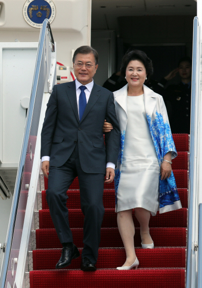 문재인 대통령이 28일 트럼프 미국대통령과의 정상회담을 위해 워싱턴 앤드류공군기지에 도착해 영접인사와 인사를 하고 있다. 2017.6.28. 안주영기자 jya@seoul.co.kr