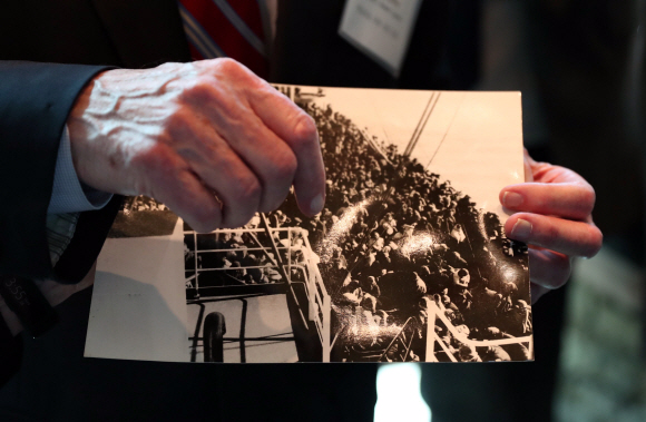 문재인 대통령이 28일 오후(현지시간) 방미 첫 일정으로 버지니아주 콴티코 미 해병대 국립박물관에 있는 ‘장진호 전투 기념비’를 방문해 그당시 참전했던 해병의 흥남철수 사진을 보며 설명을 듣고 있다. 2017.6.29 콴티코=안주영 기자 jya@seoul.co.kr