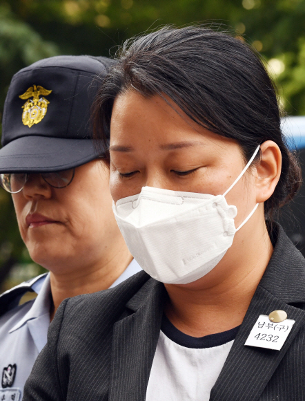 국민의당 당원인 이유미씨가 29일 문재인 대통령 아들을 대상으로 한 ’취업 특혜 의혹조작’ 사건과 관련해 영장실질심사를 받기 위해 서울 양천구 서울남부지법으로 들어서고 있다. 2017. 6. 29. 박윤슬 기자 seul@seoul.co.kr