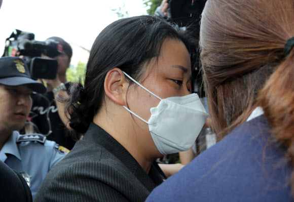 영장실질심사 굳은 표정 이유미