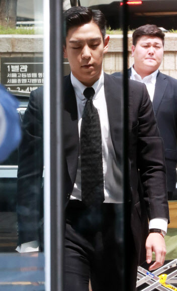 굳은 표정의 빅뱅 탑