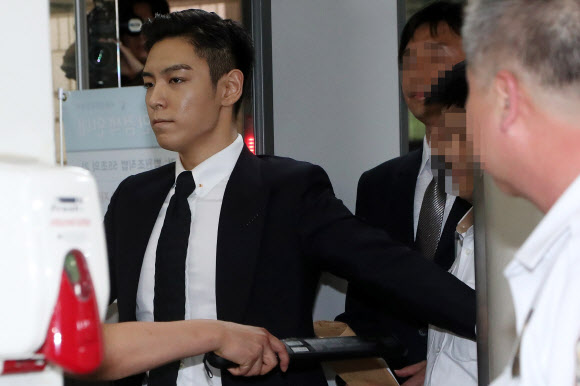 검사대 통과하는 최승현