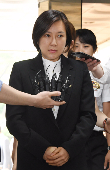 ’비선 실세’ 최순실씨 조카 장시호씨가 29일 오후 우병우 전 청와대 민정수석비서관의 재판에 증인으로 출석하기 위해 서울 서초구 서울중앙지법에 들어서며 취재진 질문에 답하고 있다. 2017.6.29최해국 선임기자seaworld@seoul.co.kr