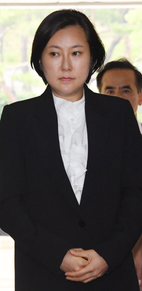 ’비선 실세’ 최순실씨 조카 장시호씨가 29일 오후 우병우 전 청와대 민정수석비서관의 재판에 증인으로 출석하기 위해 서울 서초구 서울중앙지법에 들어서며 취재진 질문에 답하고 있다. 2017.6.29최해국 선임기자seaworld@seoul.co.kr