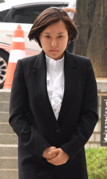 ’비선 실세’ 최순실씨 조카 장시호씨가 29일 오후 우병우 전 청와대 민정수석비서관의 재판에 증인으로 출석하기 위해 서울 서초구 서울중앙지법에 들어서며 취재진 질문에 답하고 있다. 2017.6.29최해국 선임기자seaworld@seoul.co.kr