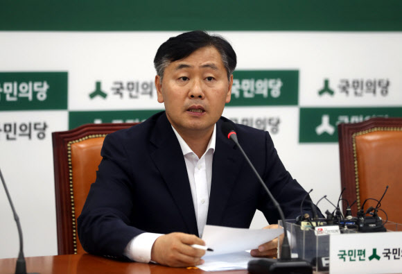 중간조사 결과발표하는 김관영 의원