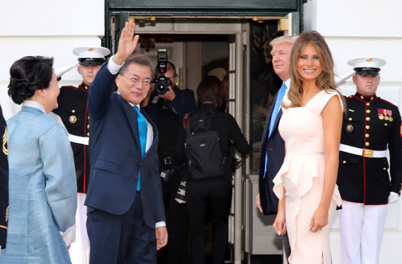 백악관 도착, 손들어 인사하는 문 대통령