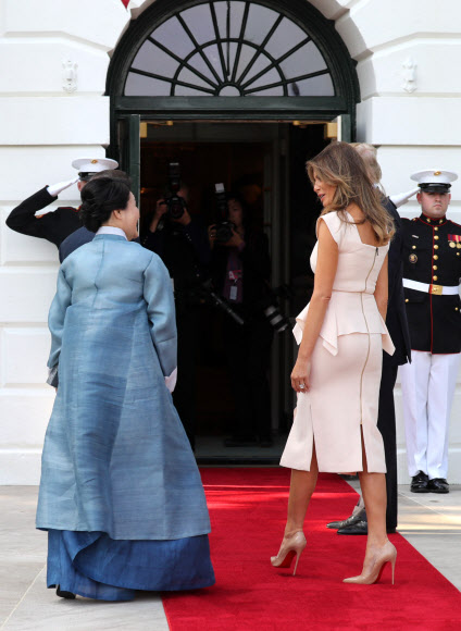 대화하는 김정숙-멜라니아 여사