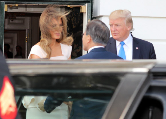 문 대통령 마중 나온 트럼프 대통령 내외