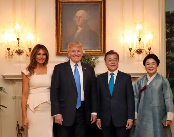 기념촬영하는 한·미 정상 내외