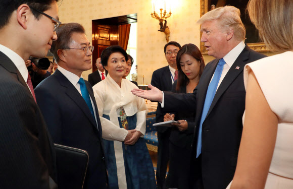 대화하는 한·미 정상 내외