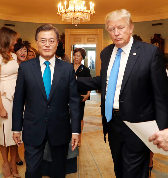 이동하며 대화하는 한·미 정상