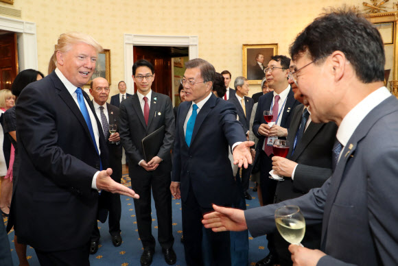 참석자 소개하는 문 대통령