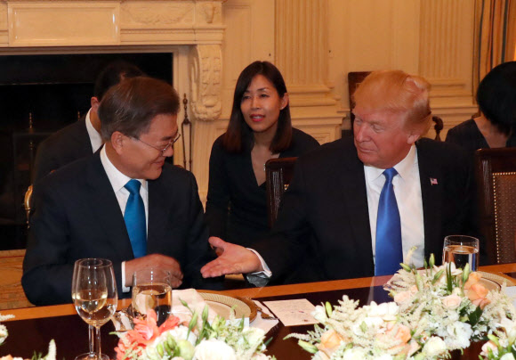 악수 위해 손 내미는 트럼프