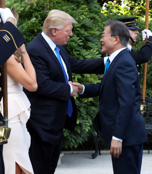 ‘첫 만남’, 악수하는 한미 정상