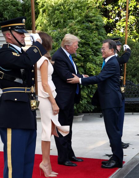 한미 정상 ‘첫 악수’