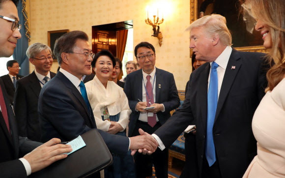 밝은 표정 악수하는 한미 정상 내외