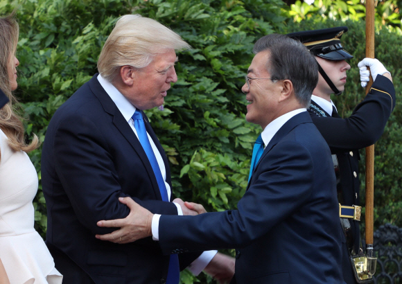 29일 저녁(현지시간)백악관에서 열린 정상간 상경례 및 만찬에서 문재인대통령과 트럼프미국 대통령이 인사를 나누고 있다. 워싱턴= 안주영기자 jya@seoul.co.kr