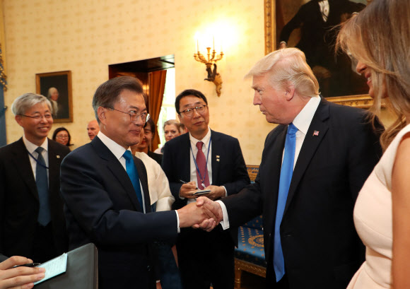 한미 정상 악수, 기 싸움