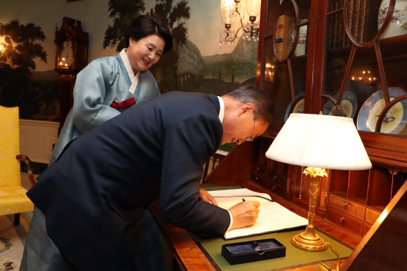 29일 저녁(현지시간)백악관에서 열린 정상간 상경례 및 만찬에서 문재인 대통령이 방명록에 서명하고있다. 워싱턴=안주영기자 jya@seoul.co.kr