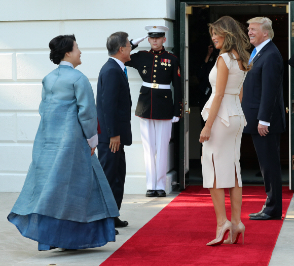 한미 양국 정상 간 상견례 및 만찬이 29일 오후(현지시간) 미국 워싱턴 D.C 백악관에서 열렸다. 김정숙 여사와 멜라니아 여사가 백악관으로 들어가며 이야기하고 있다.  워싱턴=안주영기자 jya@seoul.co.kr