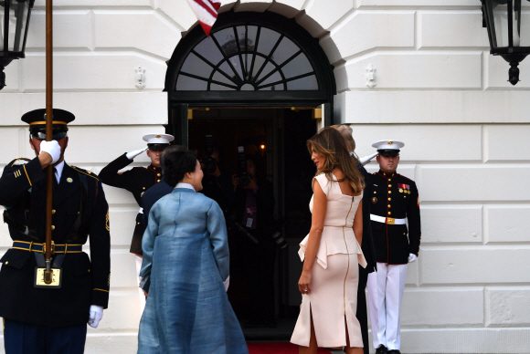 29일 저녁(현지시간)백악관에서 열린 정상간 상견례 및 만찬에서 문재인대통령과 김정숙여사가 트럼프미국 대통령과 멜라니아 여사가 인사를 나누나누며 만찬장으로 이동하고있다. 안주영기자 jya@seoul.co.kr