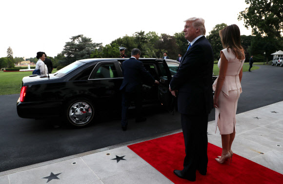 문 대통령 배웅하는 트럼프 미 대통령