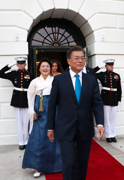 백악관 나서는 문 대통령 내외