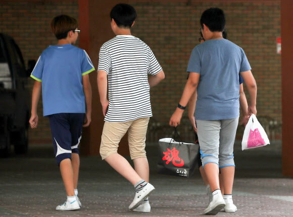 도시락 들고 들어가는 학생들