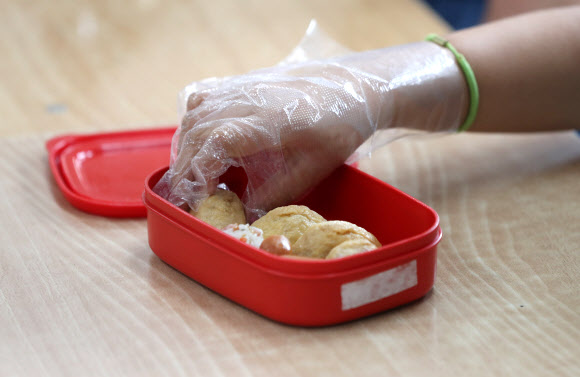 도시락 먹는 대구 학생들