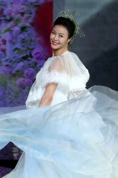 진희경, 깜찍 포즈