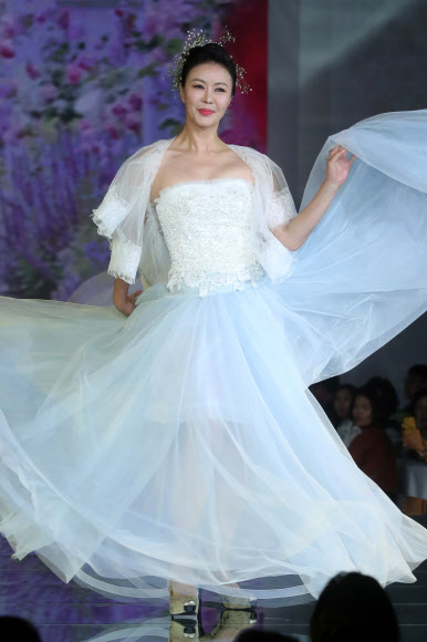 진희경, 발랄한 발걸음