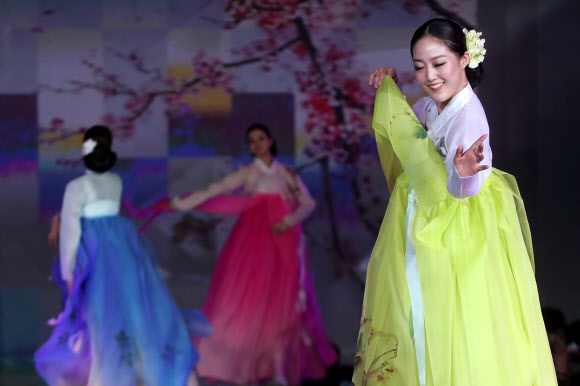 오색빛 한복 패션