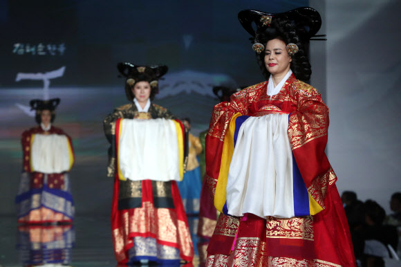 근엄한 궁중 한복