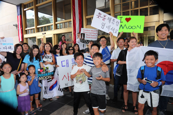 문 대통령 기다리는 인파