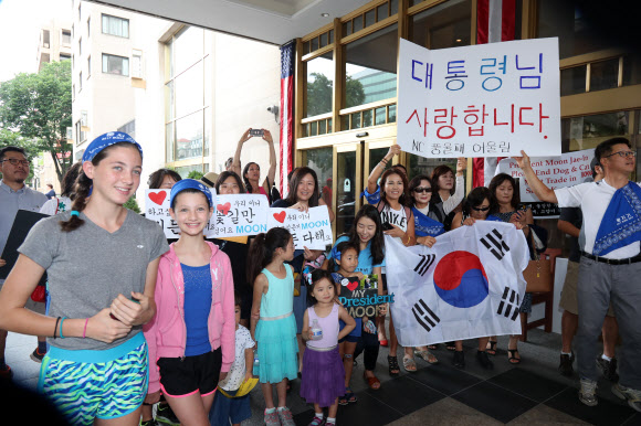 문 대통령 기다리는 인파