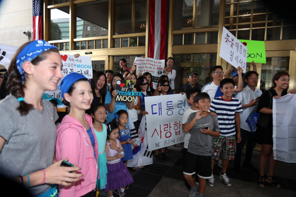 문 대통령 내외분 환영 합니다