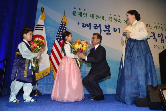 문재인 대통령과 김정숙여사가 1일 오후 (현지시간) 미국 워싱턴 캐피탈 힐튼 호텔에서 열린 동포간담회에 입장하며 화동들로부터 꽃다발을 선물받고 있다. 2017.7.1  워싱턴=안주영 기자 jya@seoul.co.kr