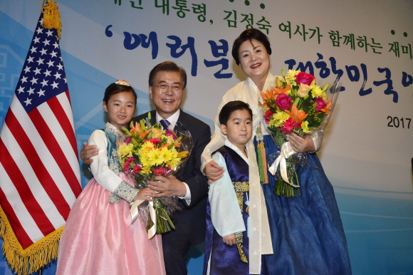 문재인 대통령과 김정숙여사가 1일 오후 (현지시간) 미국 워싱턴 캐피탈 힐튼 호텔에서 열린 동포간담회에 입장하며 화동들로부터 꽃다발을 선물받고 있다. 2017.7.1  워싱턴=안주영 기자 jya@seoul.co.kr