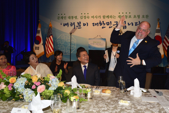 1일 오후 (현지시간) 미국 워싱턴 캐피탈 힐튼 호텔에서 열린 동포간담회에서 환영사를 한 래리 호건 메릴랜드 주지사가 태권도 시범을 보이고 있다. 2017.7.1  워싱턴=안주영 기자 jya@seoul.co.kr