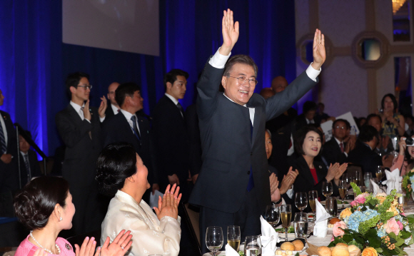 문재인 대통령과 김정숙 여사가 1일 오전 (현지시간) 미국 워싱턴 캐피탈 힐튼 호텔에서 열린 동포 간담회에 참석 하고 있다. 2017.07.01 워싱턴=안주영 기자 jya@seoul.co.kr