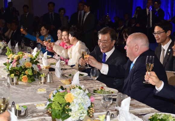 문재인 대통령이1 일 오후 (현지시간) 미국 워싱턴 캐피탈 힐튼 호텔에서 열린 동포간담회에서 건배를 하고 있다.  2017.7.1 워싱턴=안주영 기자 jya@seoul.co.kr