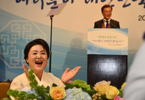 문재인 대통령이1일 오후 (현지시간) 미국 워싱턴 캐피탈 힐튼 호텔에서 열린 동포간담회에서 인사말을 하는중 김정숙 여사가 활짝웃으며 박수를 치고 있다.  2017.7.1 워싱턴=안주영 기자 jya@seoul.co.kr