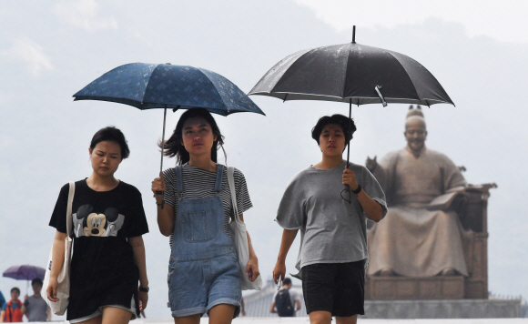 전국적으로 장맛비가 내린 2일 우산을 쓴 시민들이 서울 광화문광장을 지나고 있다.  손형준 기자 boltagoo@seoul.co.kr